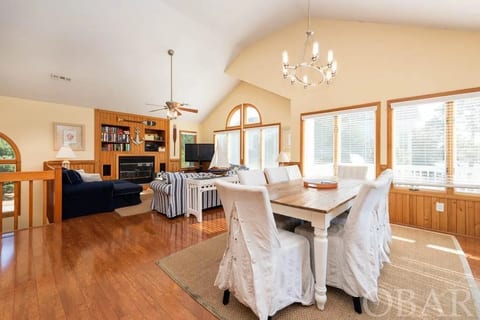 Tullymore- private pool & hot tub, lake views!