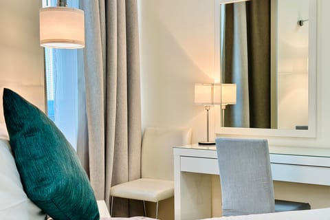 Vserve- 1 BR Iconic Burj Khalifa full view!