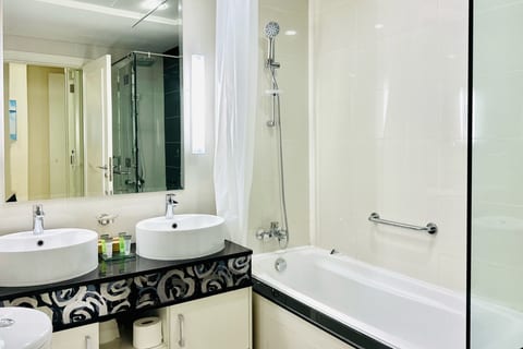 Vserve- 1 BR Iconic Burj Khalifa full view!