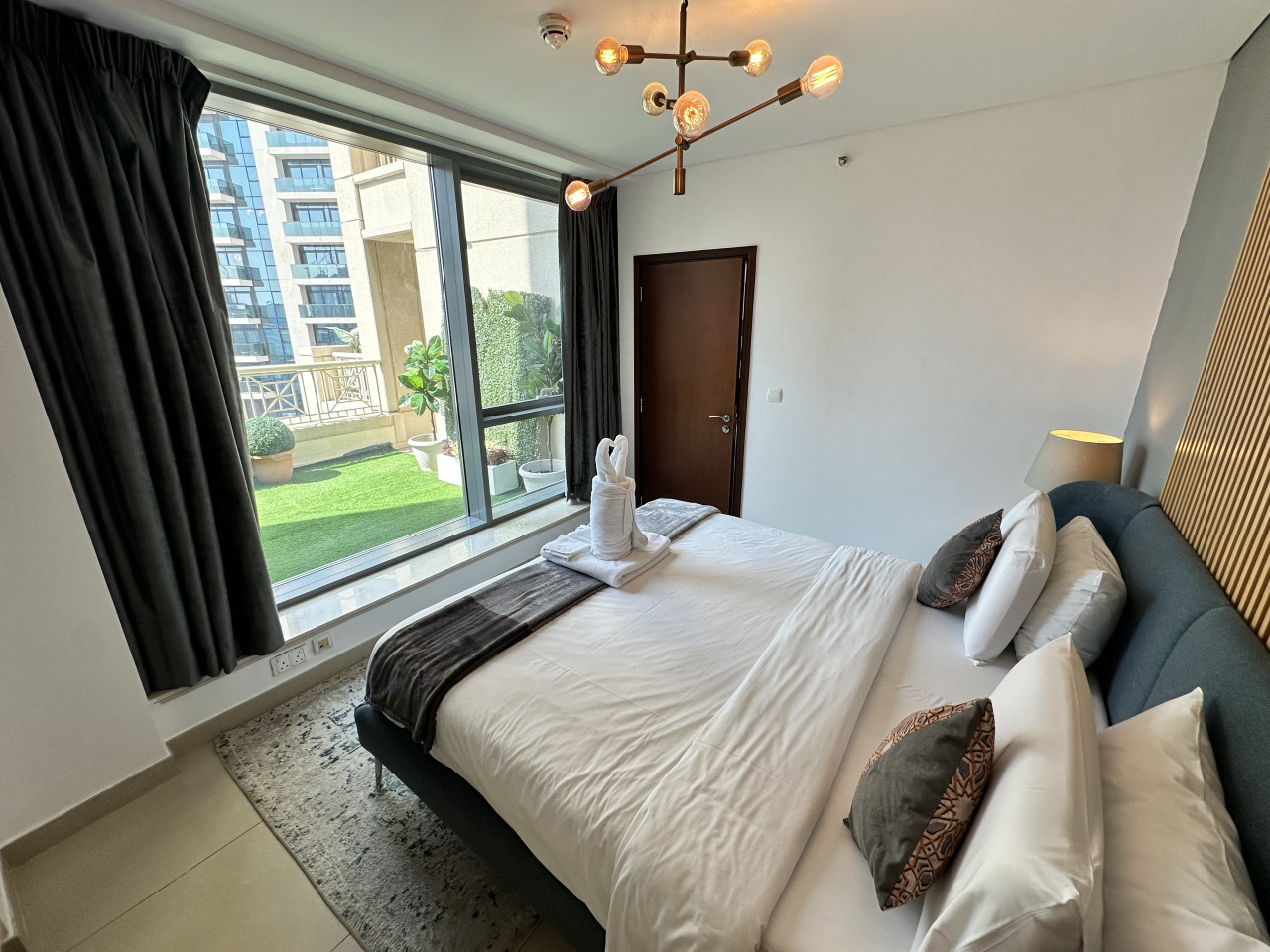 vserve-1-br-spacious-majestic-burj-khalifa-view/