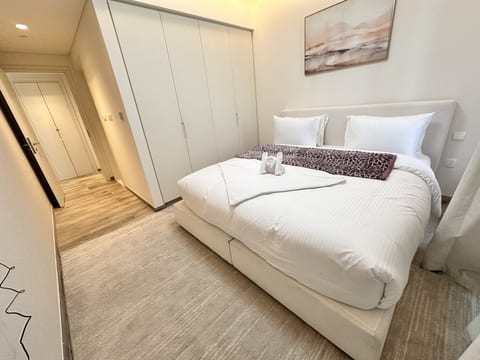 Vserve Modern Oasis: Canal & Burj Views