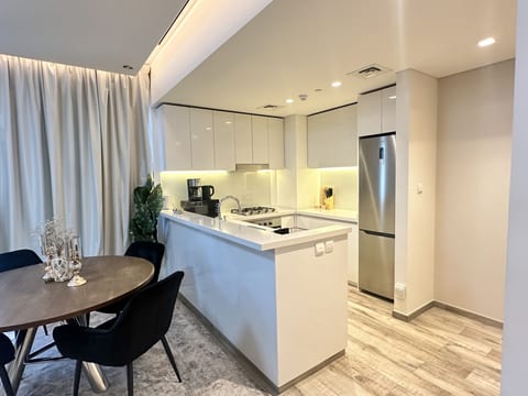 Vserve Modern Oasis: Canal & Burj Views