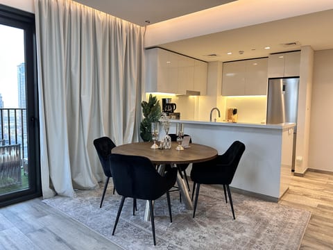 Vserve Modern Oasis: Canal & Burj Views