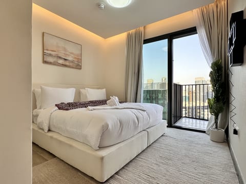 Vserve Modern Oasis: Canal & Burj Views