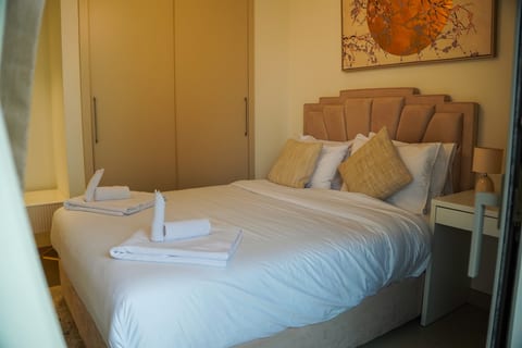 Vserve - 2BR Perfect Blend of Luxury, Comfort & Convenience
