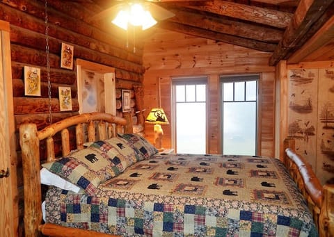 Log B&B, King Suite, Big Views, Breakfast, Hiking