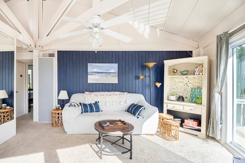 Cozy Cottage On The Water