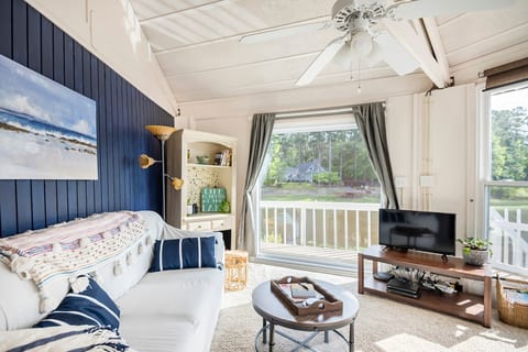 Cozy Cottage On The Water