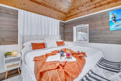 Sleep in, watch a show, snuggle in the king bed. BONUES - Side table lamps are dimmable and can be moved around the room. Extra usb-c charging cords are in several places around the cottage including the lamp charging cords.