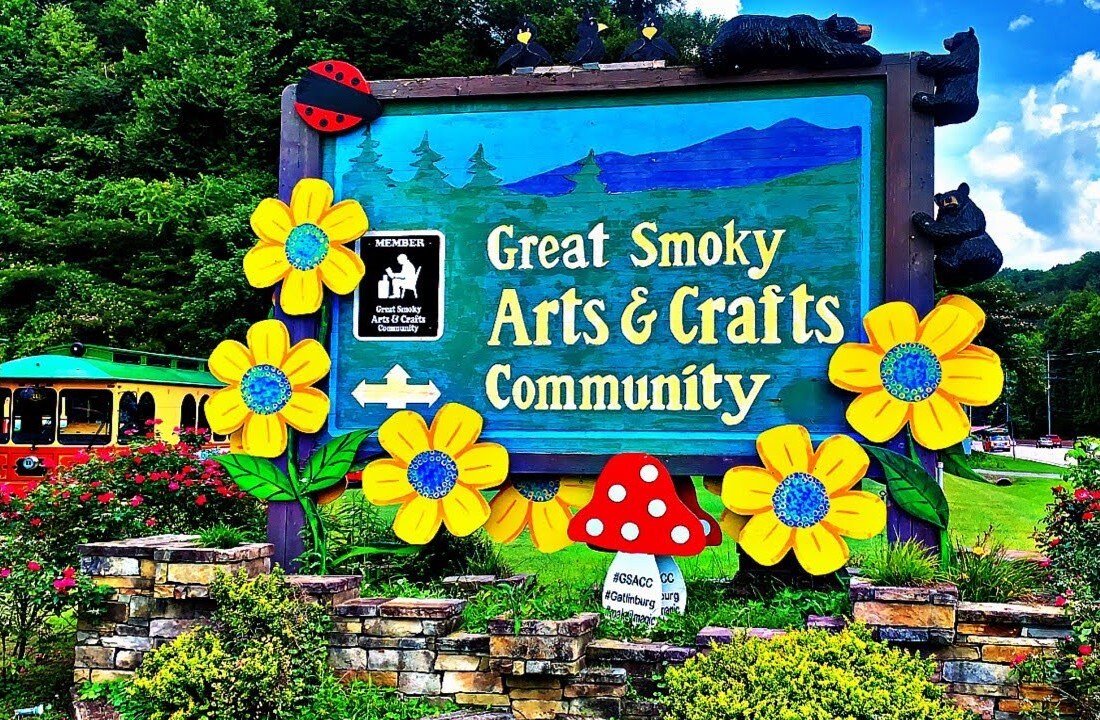 Cabin Is Located In The Popular Arts & Crafts Community Of Gatlinburg!