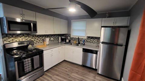 Cute 2 br with King and Queen