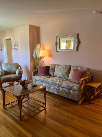 Betty's Place - 2 bed 1 bath close to restaurants