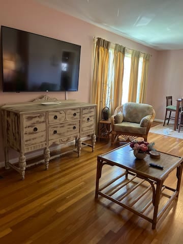 Betty's Place - 2 bed 1 bath close to restaurants
