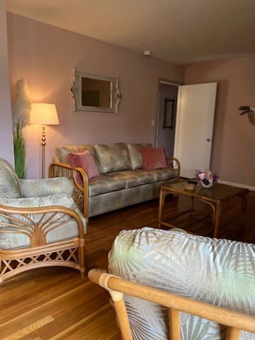 Betty's Place - 2 bed 1 bath close to restaurants