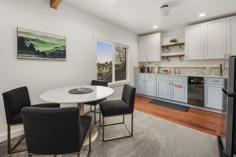 2BR Ski & Hike Retreat Near Mt. Rainier