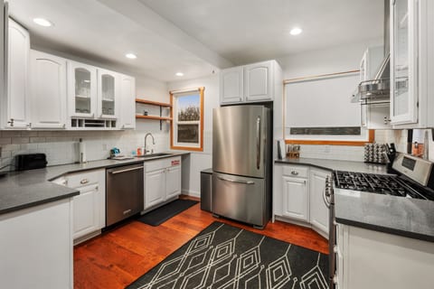 Chic 1BR Sleeps 4 Close to Mt. Rainier