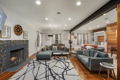 Chic 1BR Sleeps 4 Close to Mt. Rainier