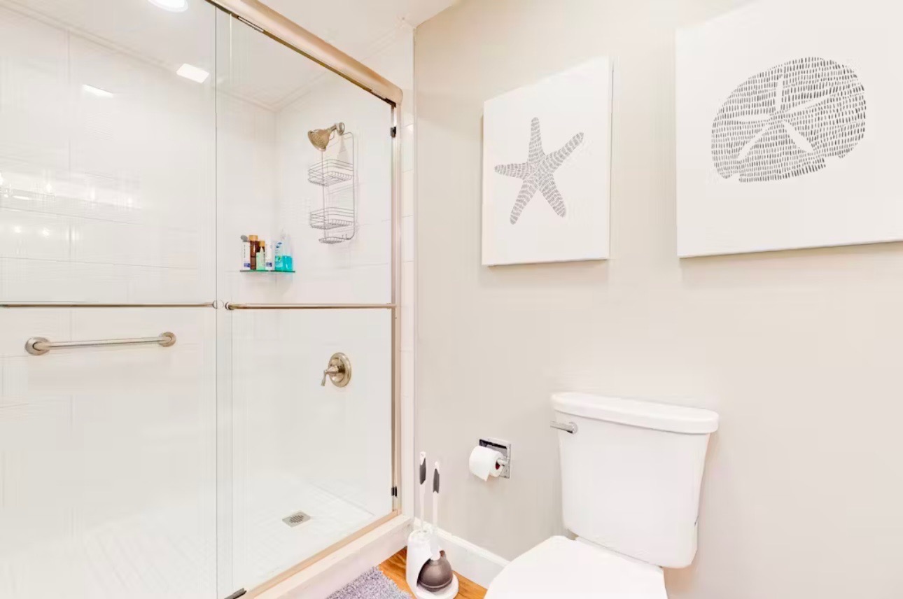 Large shower-no bench