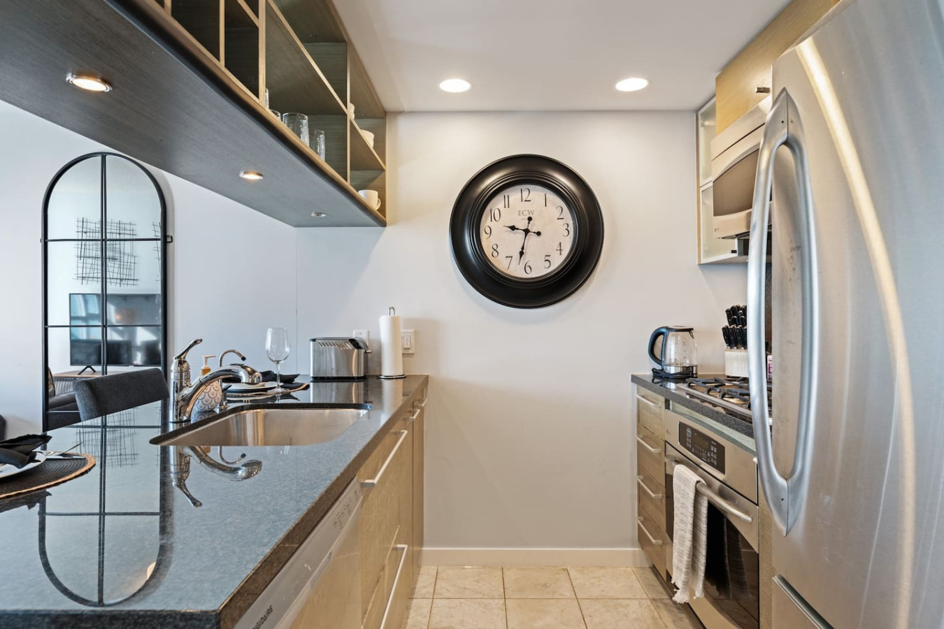 *special-price*-king-bed-and-parking-wac-and-patio/