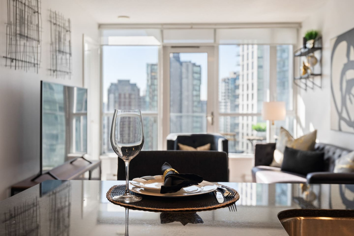 *special-price*-king-bed-and-parking-wac-and-patio/