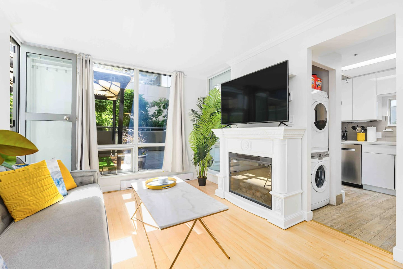 outdoor-living-in-coal-harbour-secure-parking/