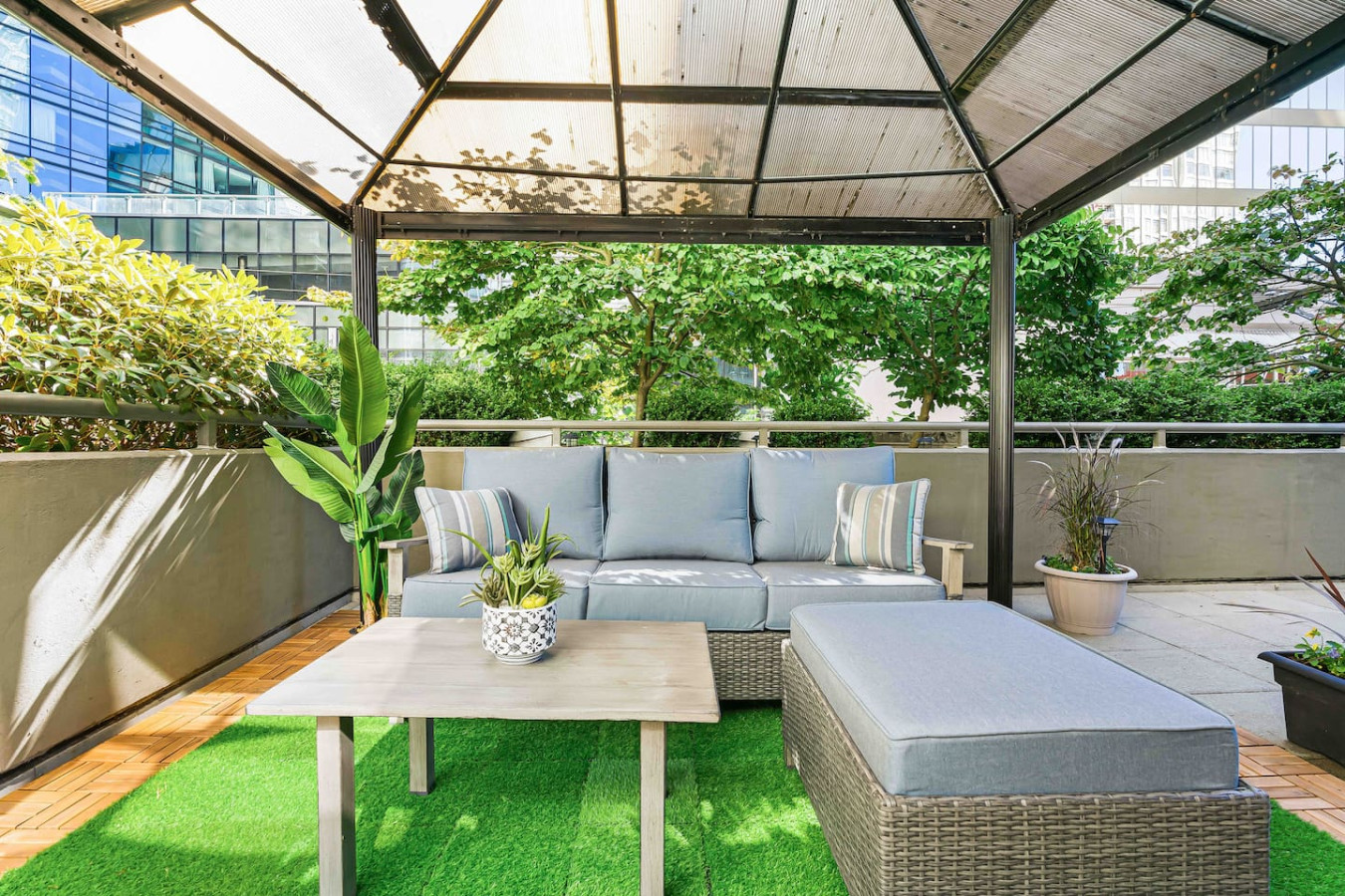 outdoor-living-in-coal-harbour-secure-parking/