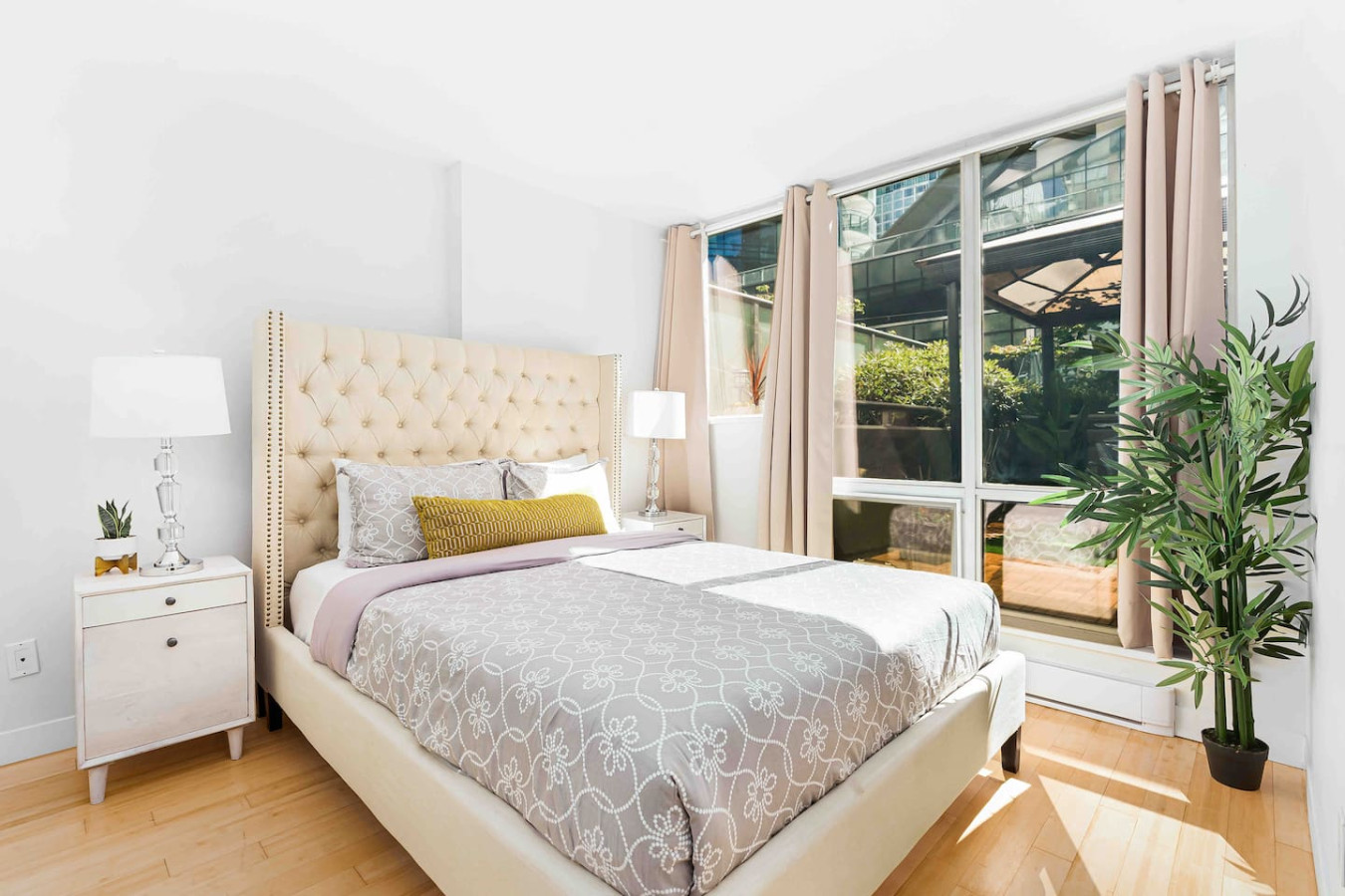 outdoor-living-in-coal-harbour-secure-parking/