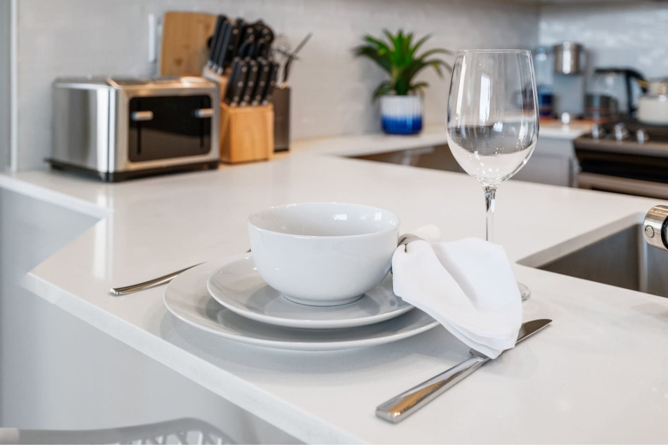 king-bed-yaletown-2bdrm2bth-free-parkingandac/