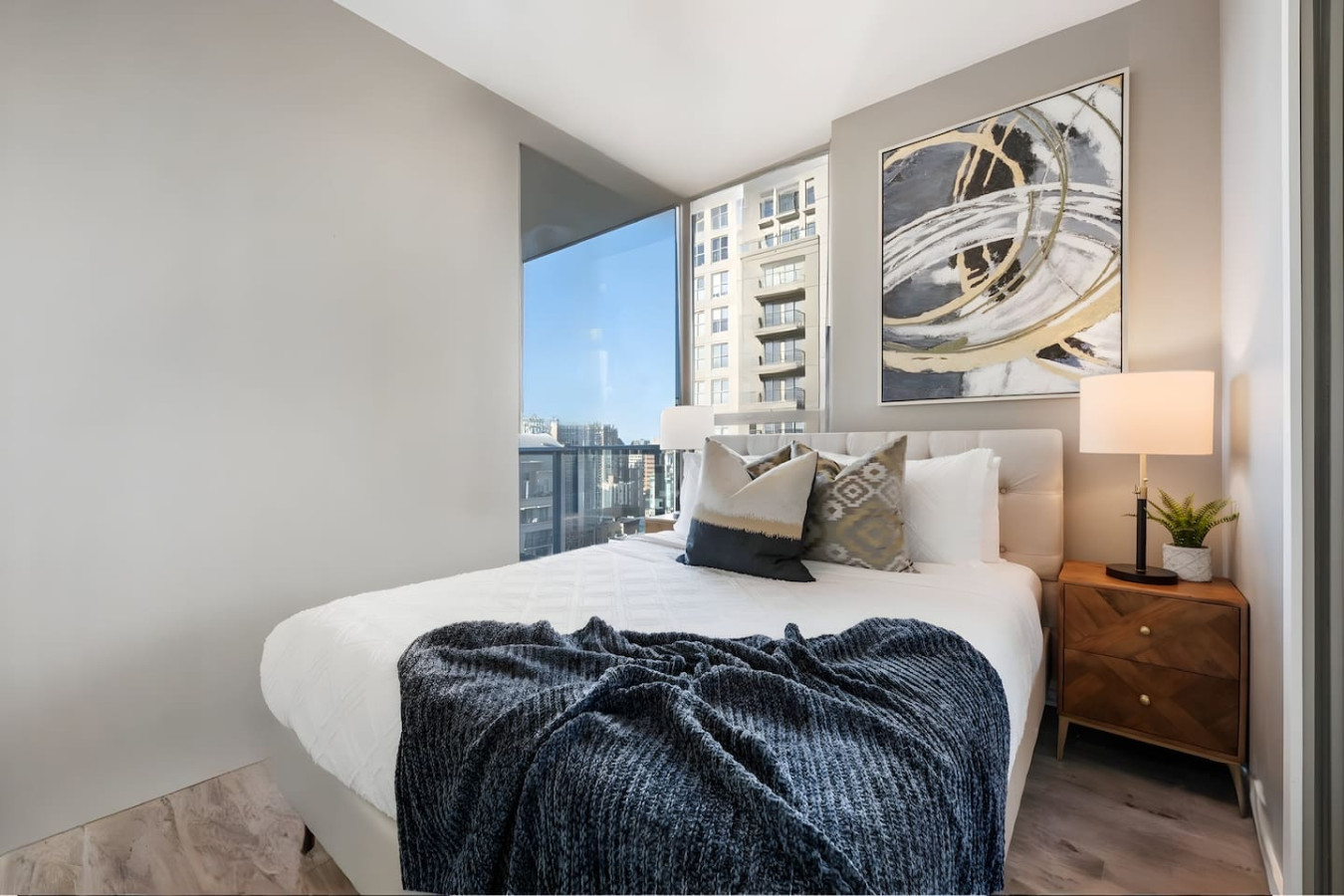 king-bed-yaletown-2bdrm2bth-free-parkingandac/