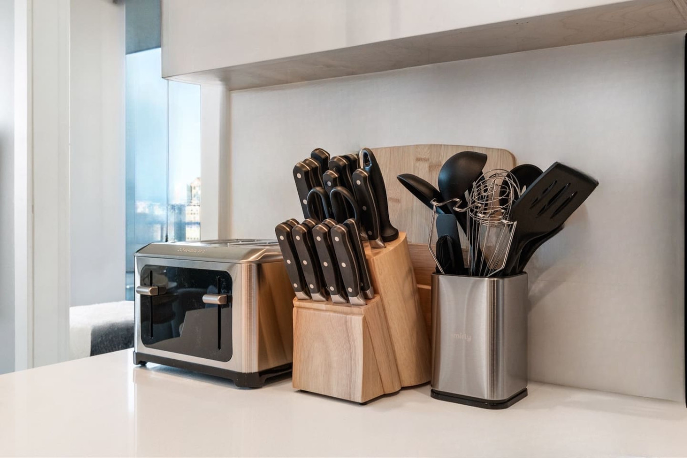 king-bed-yaletown-2bdrm2bth-free-parkingandac/