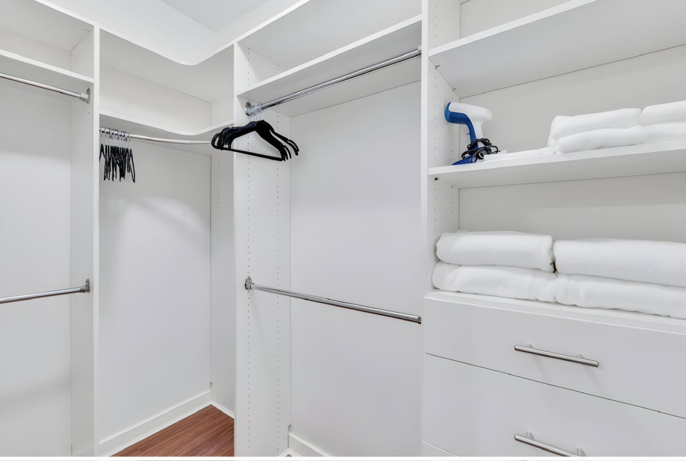 king-bed-yaletown-2bdrm2bth-free-parkingandac/