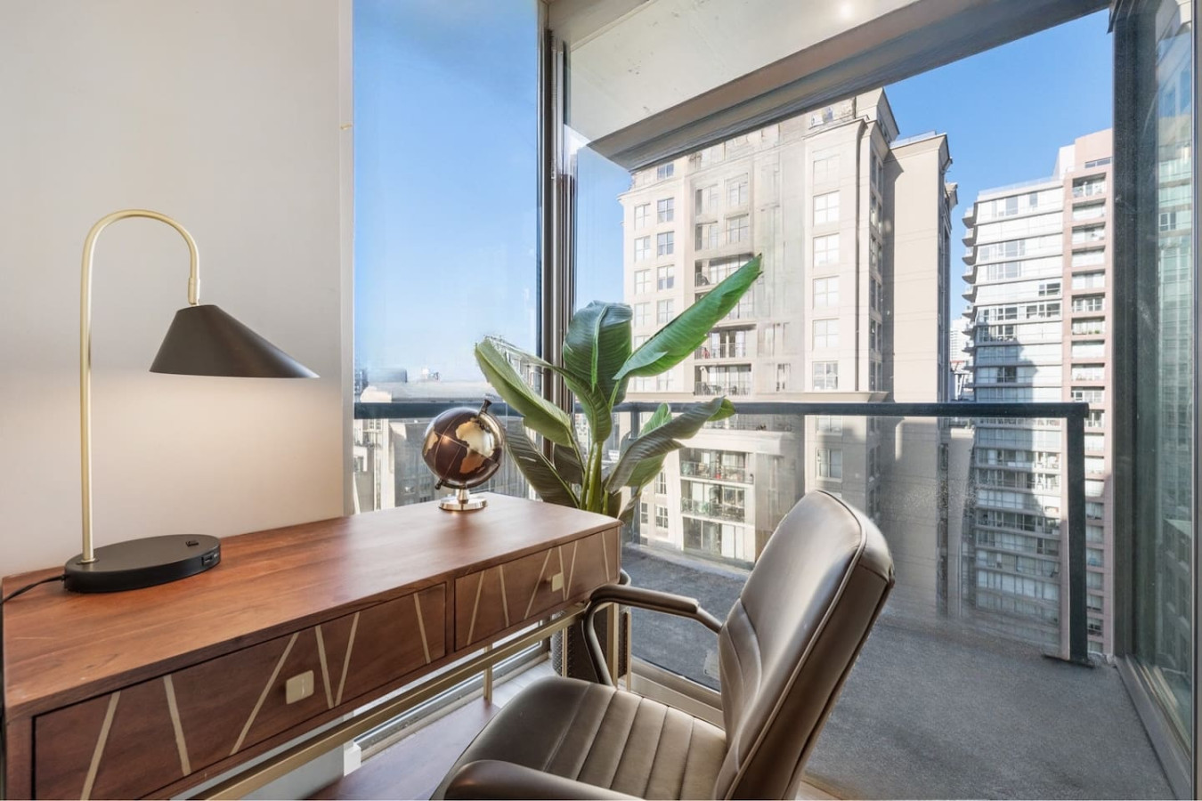 king-bed-yaletown-2bdrm2bth-free-parkingandac/