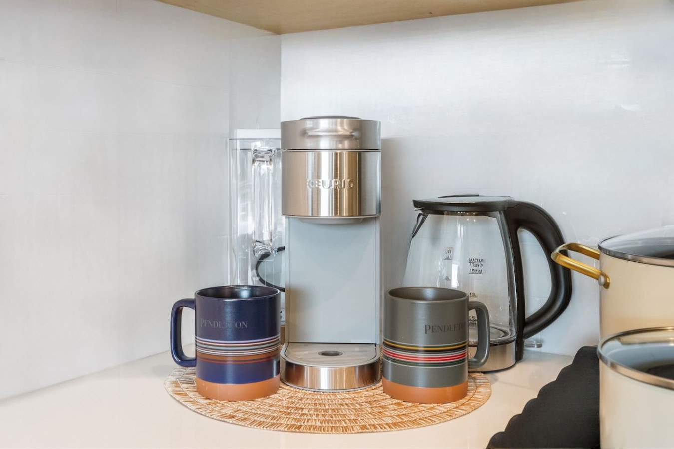 king-bed-yaletown-2bdrm2bth-free-parkingandac/