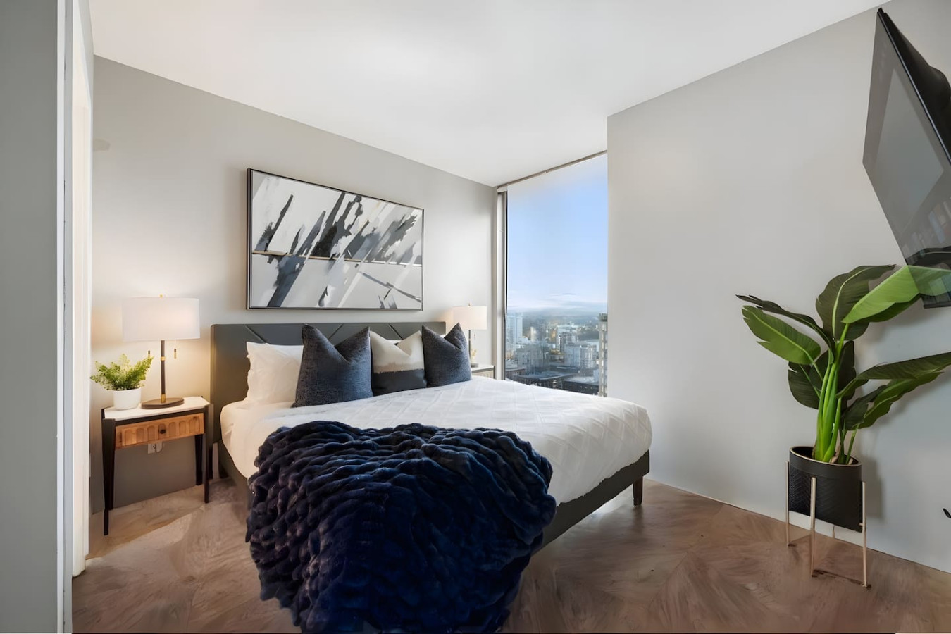 king-bed-yaletown-2bdrm2bth-free-parkingandac/