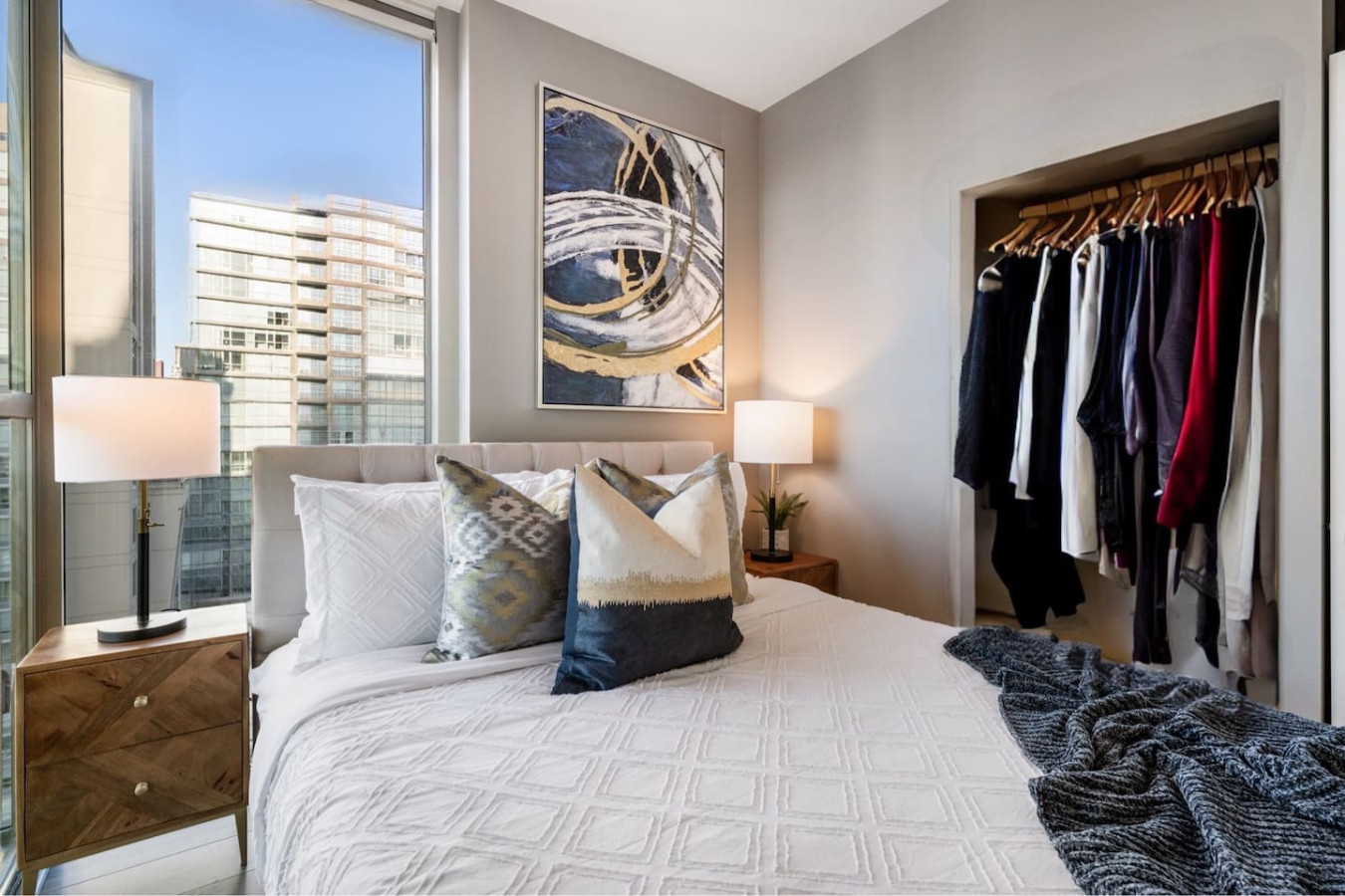 king-bed-yaletown-2bdrm2bth-free-parkingandac/