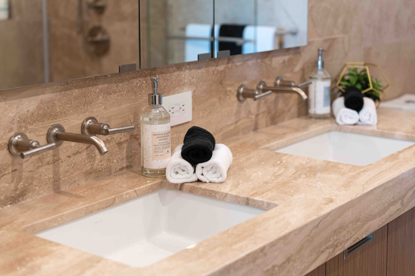 prime-luxury-2bdrm-patio-woceanview-2-parking/