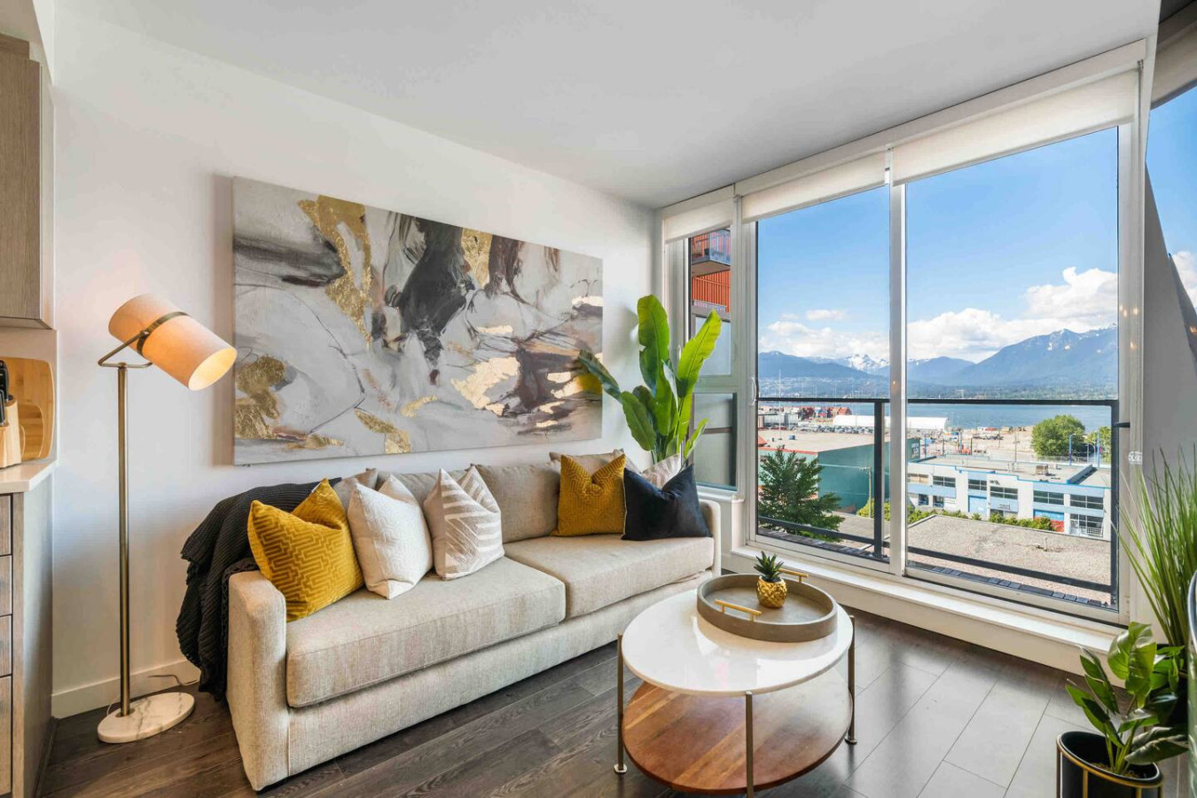 mountainandoceanview-king-bedfreeparking-and-ac/