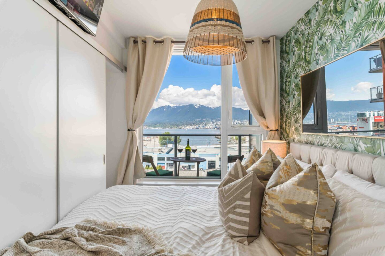 mountainandoceanview-king-bedfreeparking-and-ac/