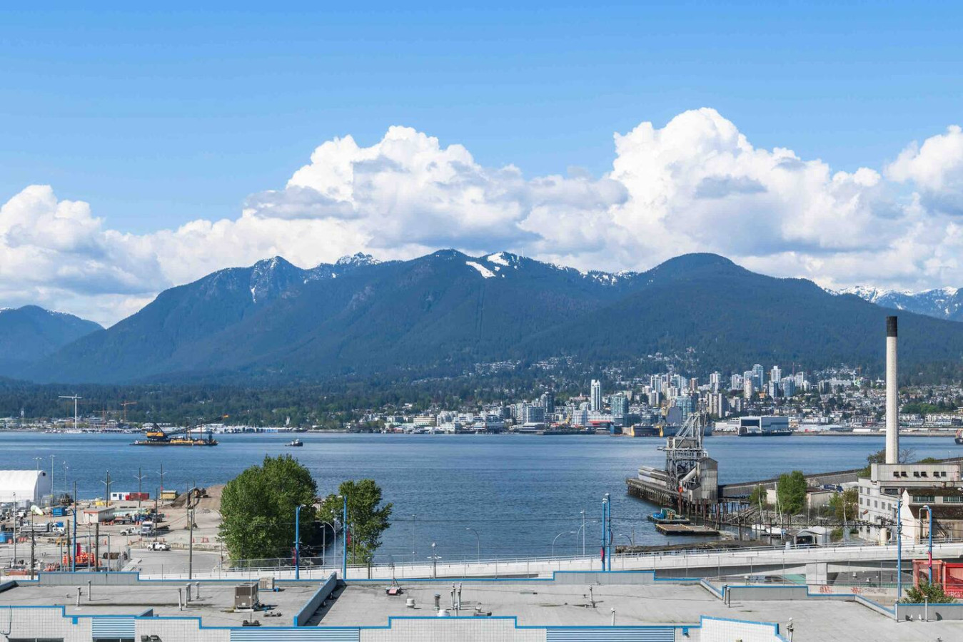 mountainandoceanview-king-bedfreeparking-and-ac/