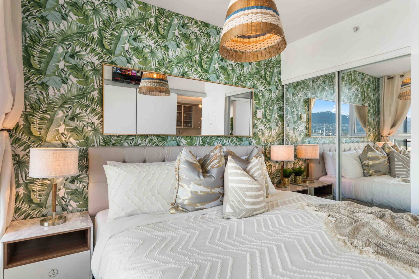 mountainandoceanview-king-bedfreeparking-and-ac/