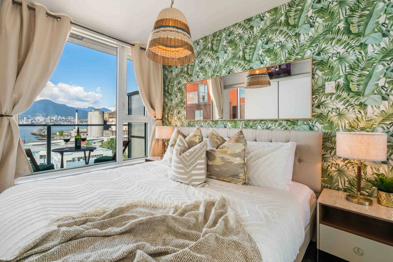 mountainandoceanview-king-bedfreeparking-and-ac/