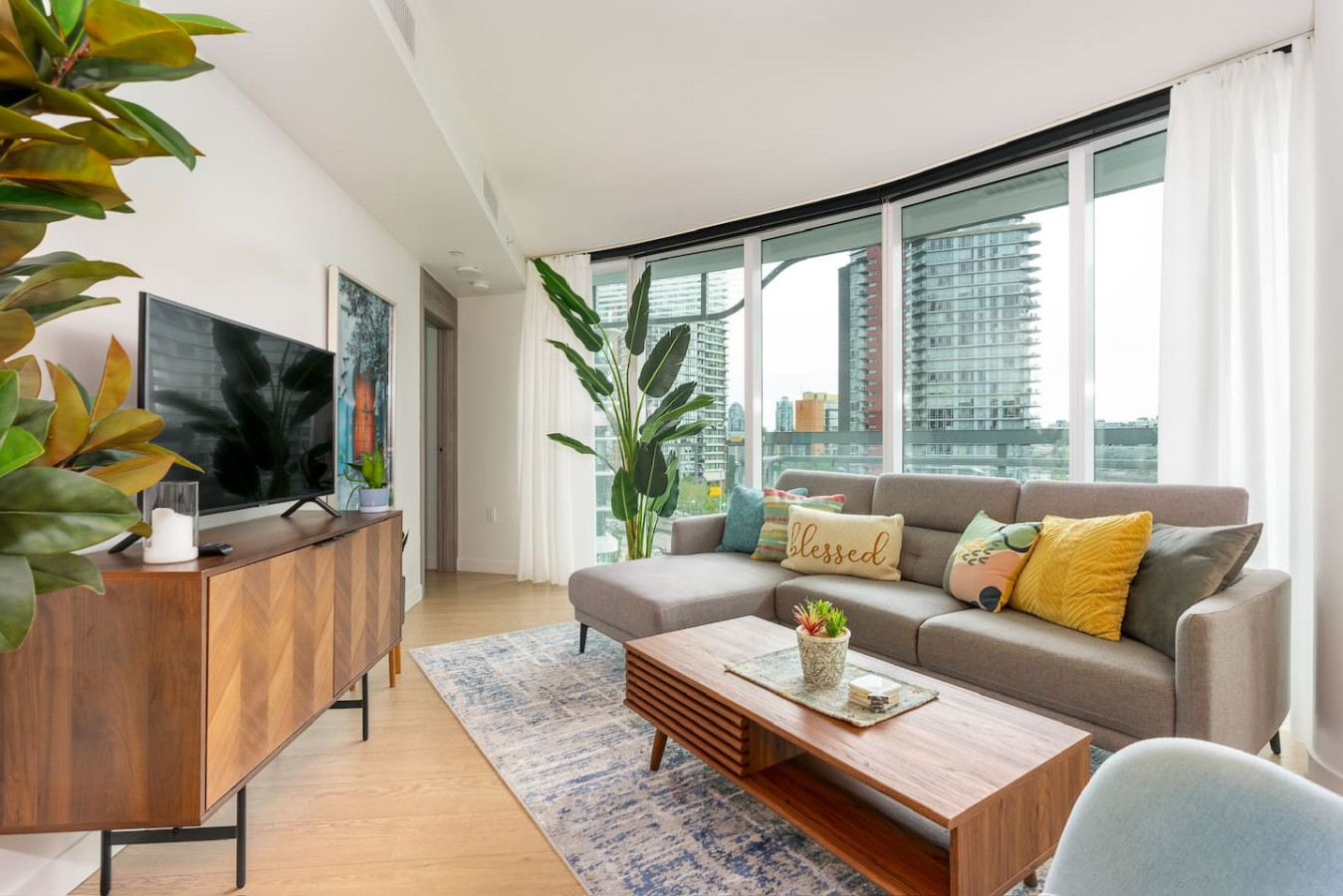 Charming Modern Close2Seawall - 2bed/2bath&Parking