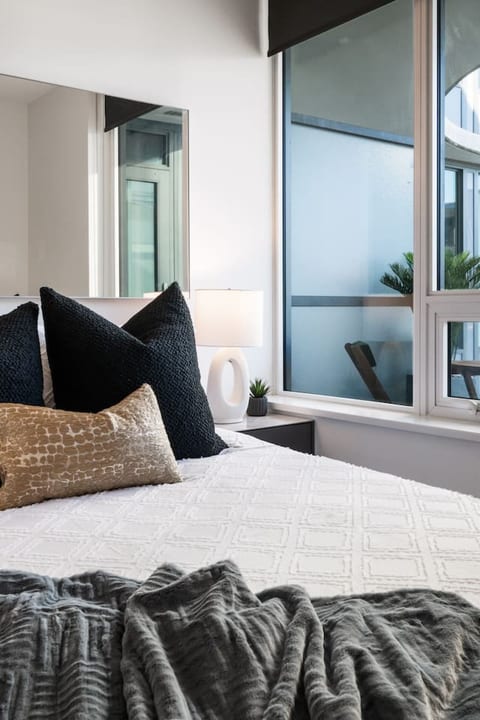Luxury Oceanview Condo | AC | 3 Beds | Parking