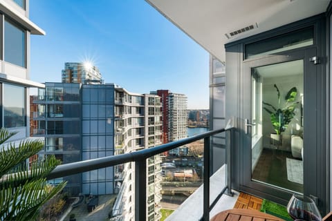 Luxury Oceanview Condo | AC | 3 Beds | Parking