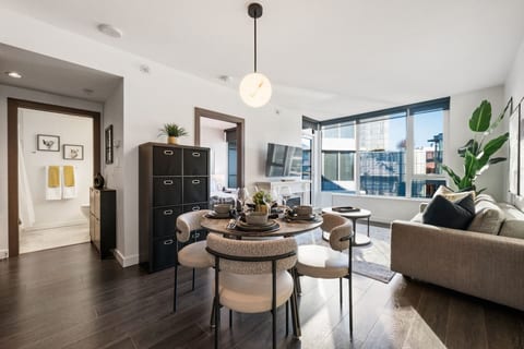 Luxury Oceanview Condo | AC | 3 Beds | Parking