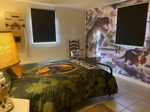 Dino Den - Cozy 1 Bed Apartment. Near City Center