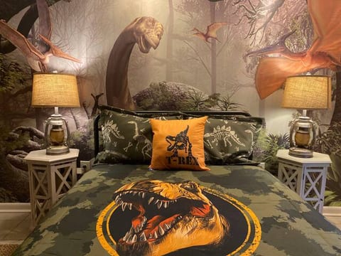Dino Den - Cozy 1 Bed Apartment. Near City Center