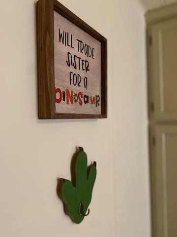 Dino Den - Cozy 1 Bed Apartment. Near City Center
