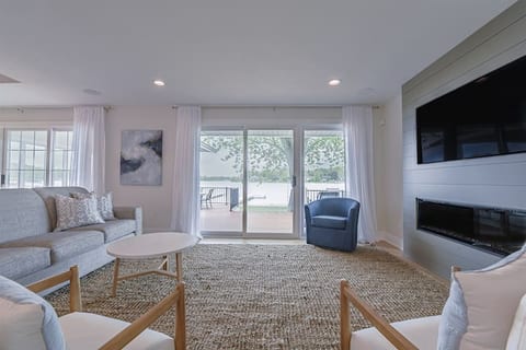 Lakehouse Getaway - GR Area -Beach, Dock, Hot Tub