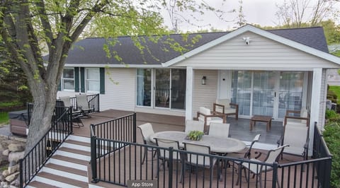 Lakehouse Getaway - GR Area -Beach, Dock, Hot Tub